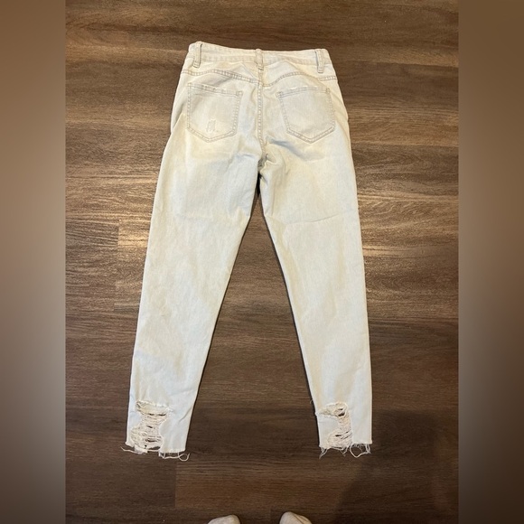 Revamped denim distressed jeans - Picture 5 of 5